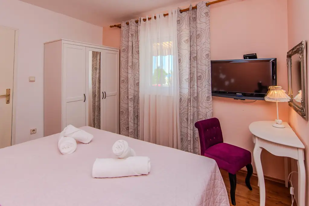 Family Villa with Pool and Sea View in Maslenica