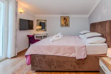 Family Villa with Pool and Sea View in Maslenica