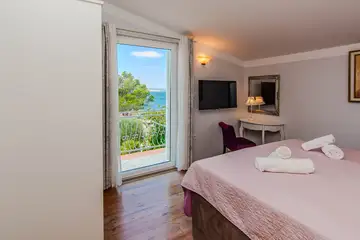 Family Villa with Pool and Sea View in Maslenica