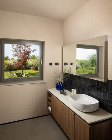 Modern Four-Bedroom Villa with Heated Pool in Vodnjan