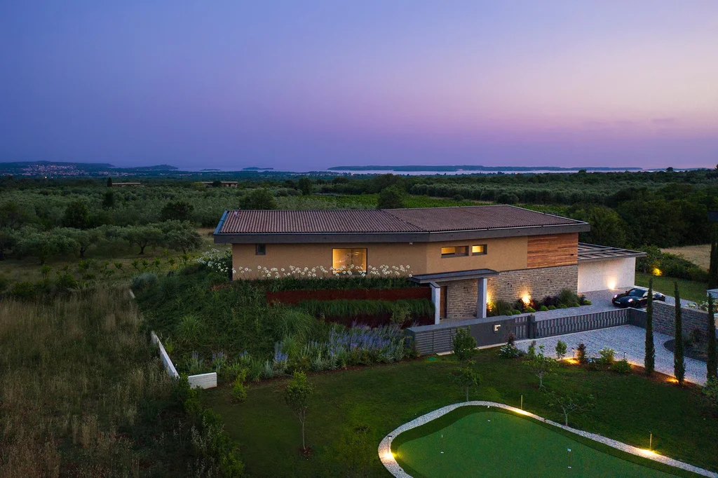 Modern Four-Bedroom Villa with Heated Pool in Vodnjan