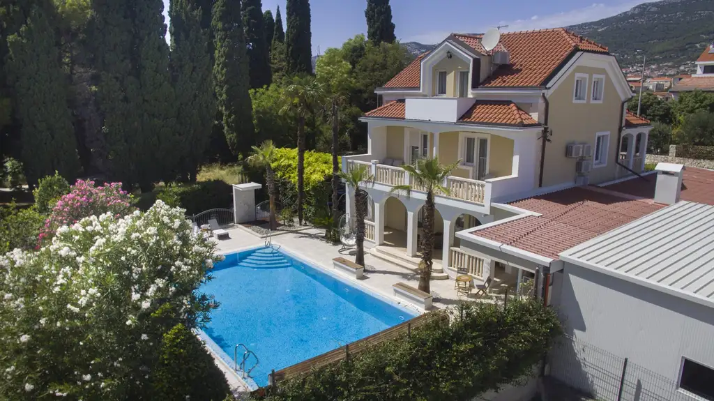 Modern Six-Bedroom Villa in Kaštel Lukšić