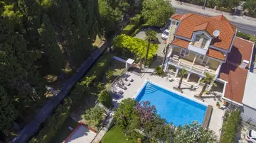 Modern Six-Bedroom Villa in Kaštel Lukšić