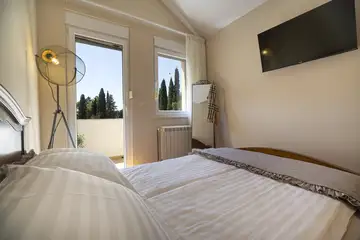 Modern Six-Bedroom Villa in Kaštel Lukšić