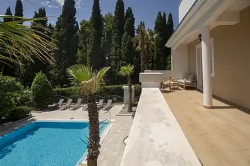 Modern Six-Bedroom Villa in Kaštel Lukšić