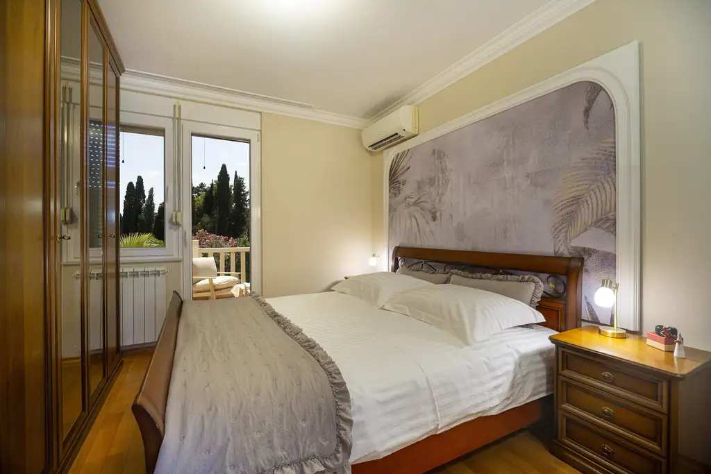 Modern Six-Bedroom Villa in Kaštel Lukšić