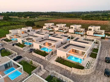 Spacious Villa Retreat with 4 Bedrooms in Tar