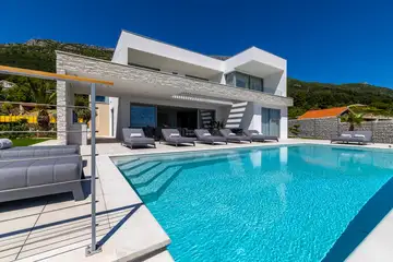 Contemporary 5-Bedroom Villa with Sea View in Kaštel Stari