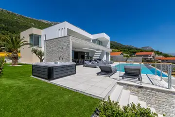 Contemporary 5-Bedroom Villa with Sea View in Kaštel Stari