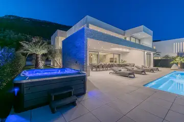 Contemporary 5-Bedroom Villa with Sea View in Kaštel Stari