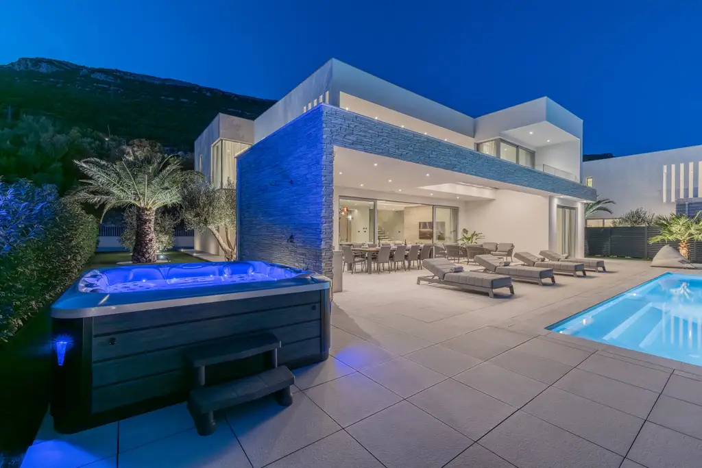 Contemporary 5-Bedroom Villa with Sea View in Kaštel Stari