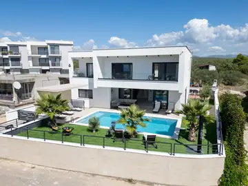 Spacious Family Villa with Pool in Primošten