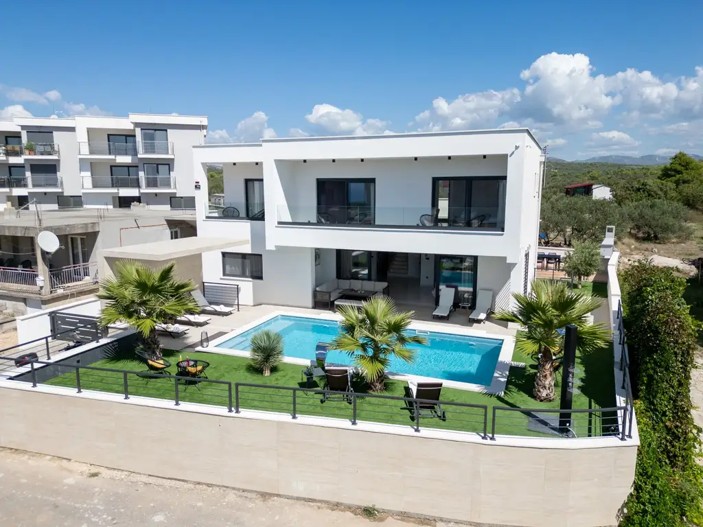 Spacious Family Villa with Pool in Primošten