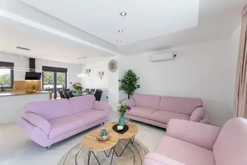 Spacious Family Villa with Pool in Primošten