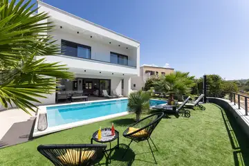 Spacious Family Villa with Pool in Primošten