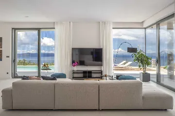 Spacious Villa Retreat with 4 Bedrooms in Podgora