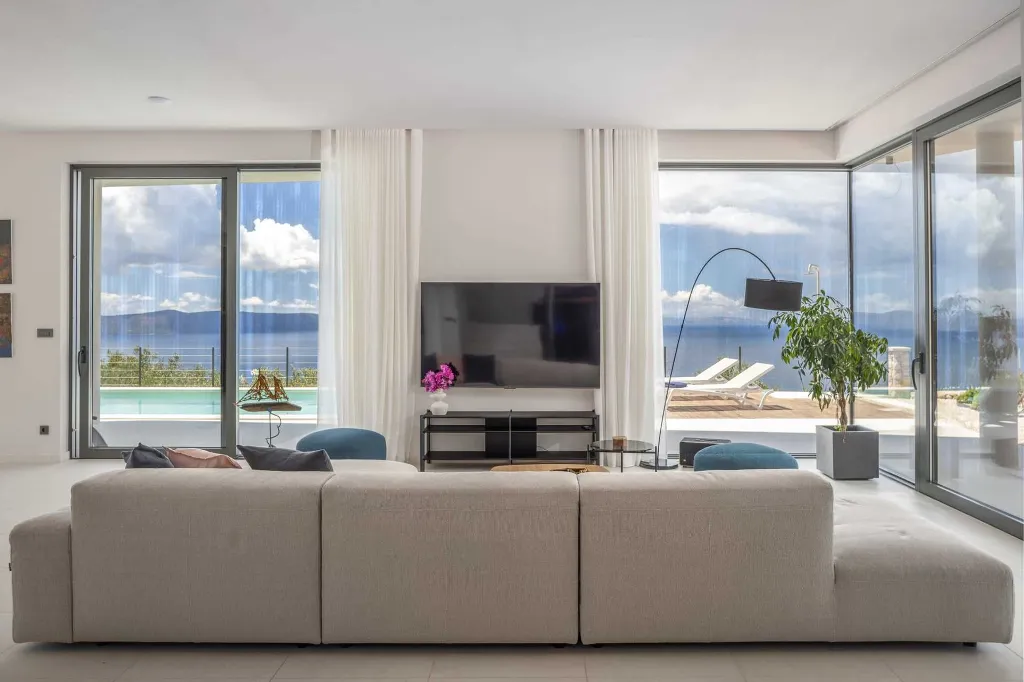 Spacious Villa Retreat with 4 Bedrooms in Podgora
