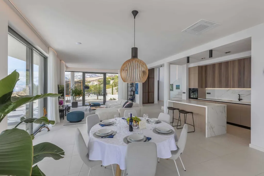Spacious Villa Retreat with 4 Bedrooms in Podgora