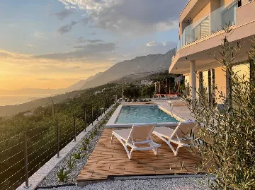 Spacious Villa Retreat with 4 Bedrooms in Podgora