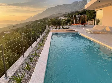 Spacious Villa Retreat with 4 Bedrooms in Podgora