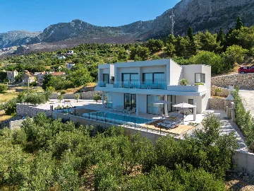 Spacious Villa Retreat with 4 Bedrooms in Podgora