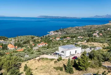 Spacious Villa Retreat with 4 Bedrooms in Podgora