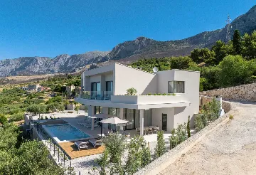 Spacious Villa Retreat with 4 Bedrooms in Podgora