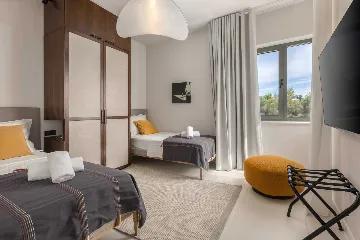 Spacious Villa Retreat with 4 Bedrooms in Podgora