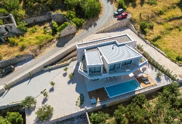 Spacious Villa Retreat with 4 Bedrooms in Podgora