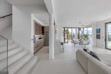 Spacious Villa Retreat with 4 Bedrooms in Podgora