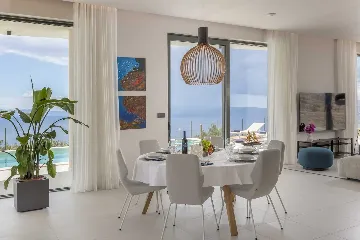 Spacious Villa Retreat with 4 Bedrooms in Podgora