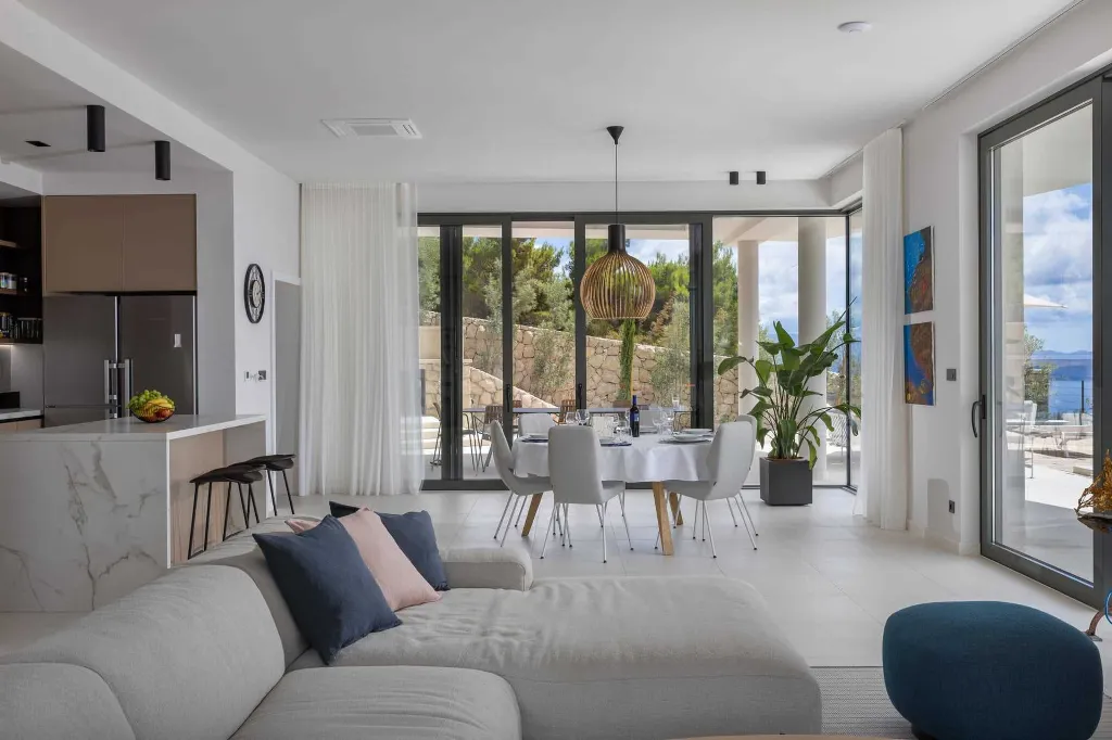 Spacious Villa Retreat with 4 Bedrooms in Podgora