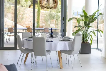 Spacious Villa Retreat with 4 Bedrooms in Podgora