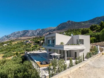 Spacious Villa Retreat with 4 Bedrooms in Podgora