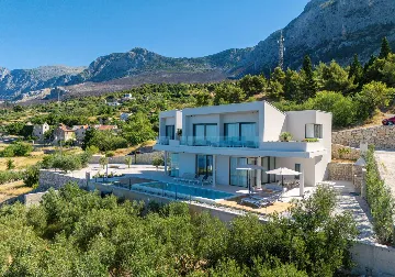 Spacious Villa Retreat with 4 Bedrooms in Podgora
