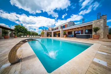 Spacious 4-Bedroom Villa Escape in Barban