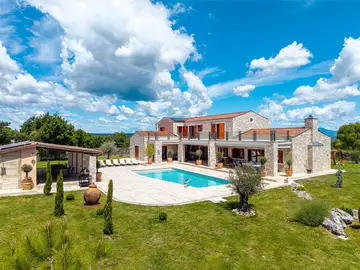 Spacious 4-Bedroom Villa Escape in Barban