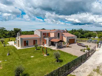 Spacious 4-Bedroom Villa Escape in Barban