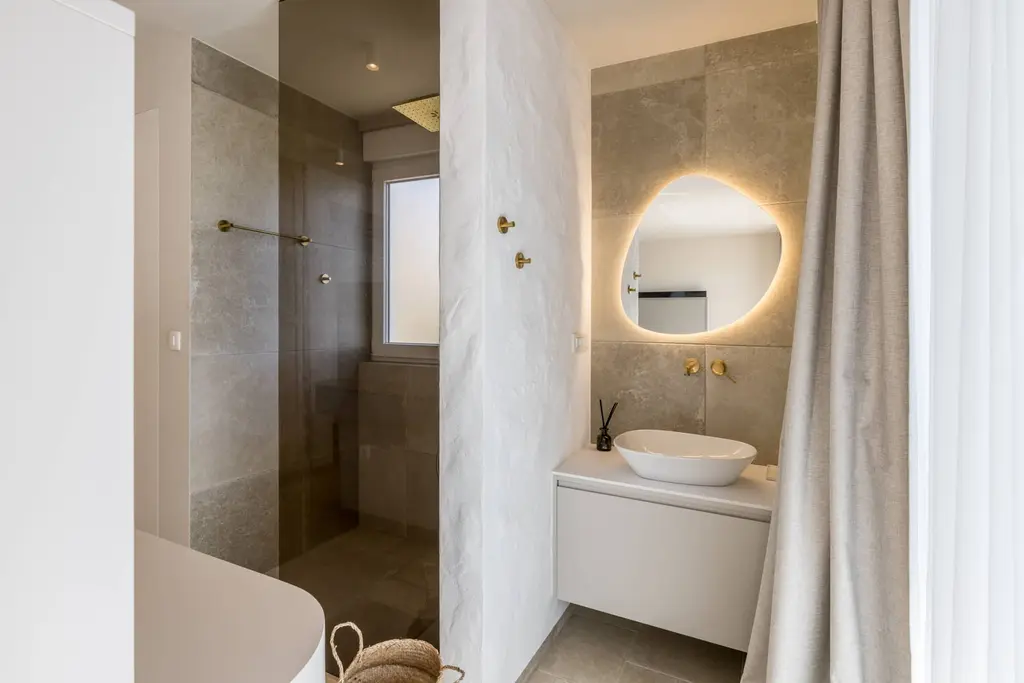 Beachfront Villa with Pool in Duće