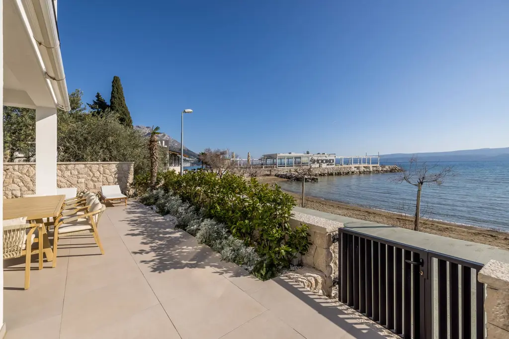 Beachfront Villa with Pool in Duće