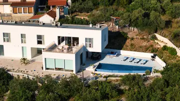 Spacious Family Villa with Private Yard in Žedno