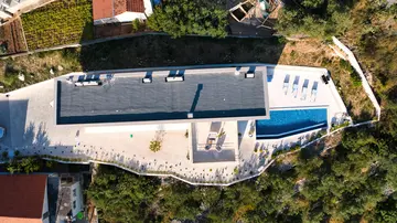 Spacious Family Villa with Private Yard in Žedno