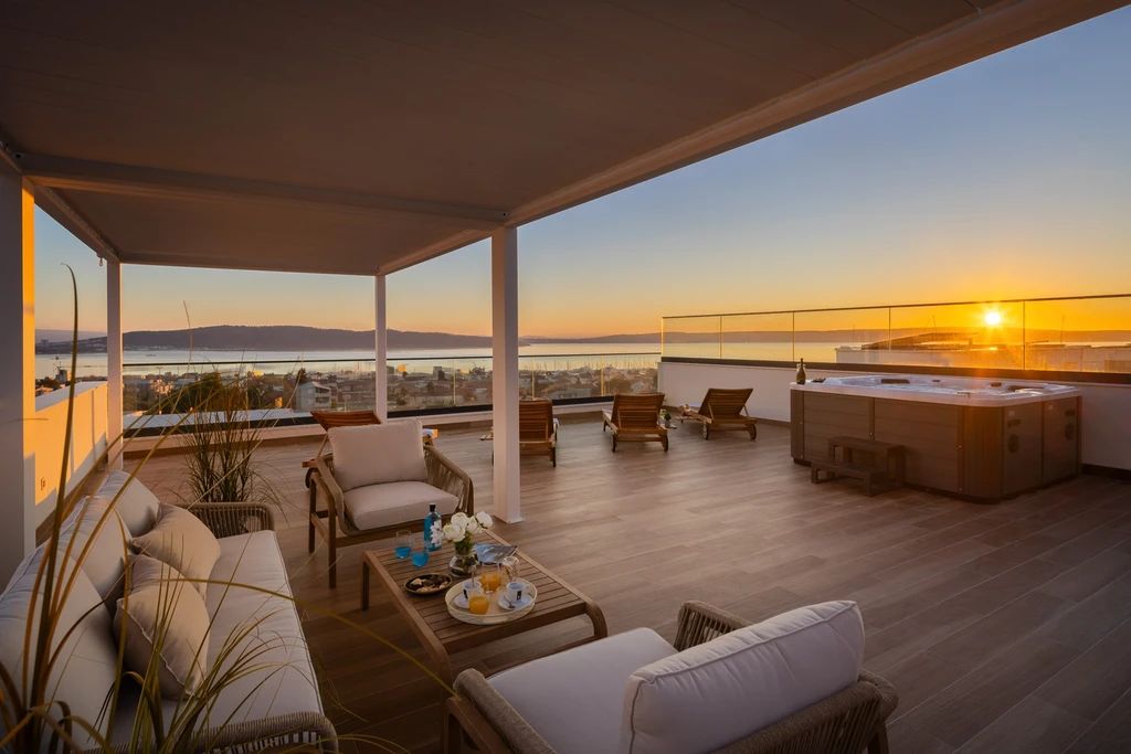 Modern Villa with Heated Pool and Rooftop Jacuzzi, Split