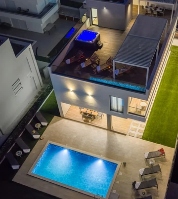 Modern Villa with Heated Pool and Rooftop Jacuzzi, Split