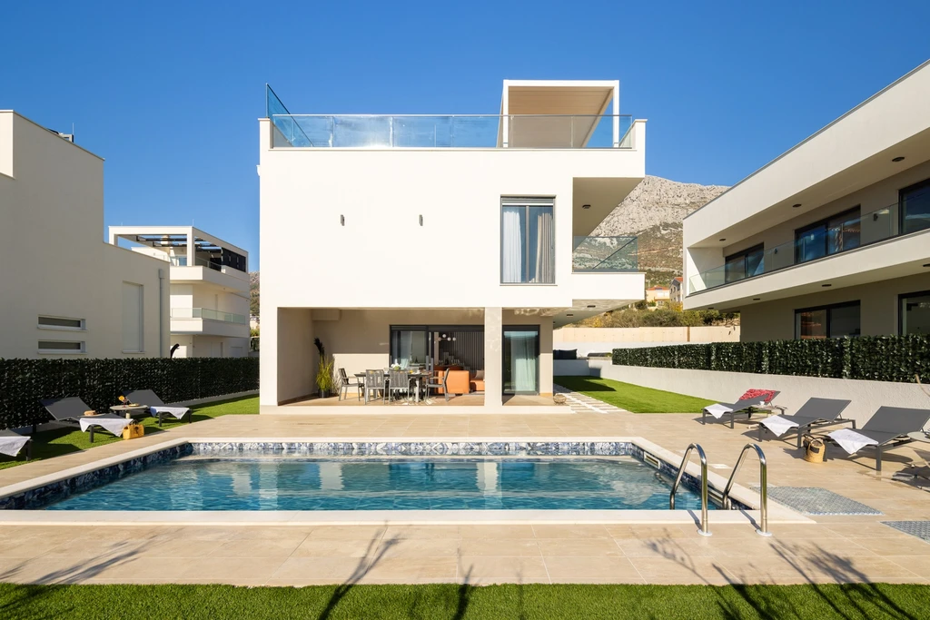Modern Villa with Heated Pool and Rooftop Jacuzzi, Split