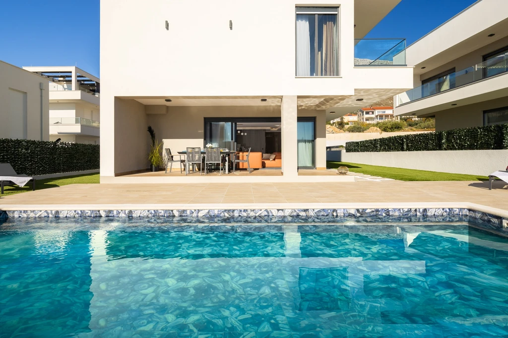 Modern Villa with Heated Pool and Rooftop Jacuzzi, Split