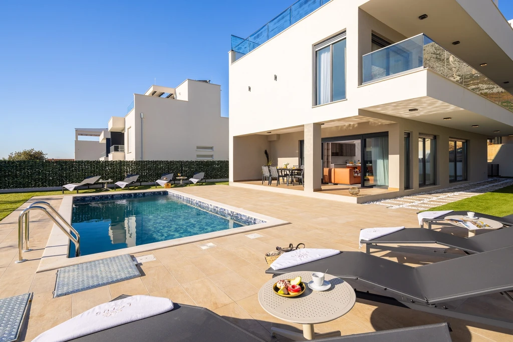 Modern Villa with Heated Pool and Rooftop Jacuzzi, Split
