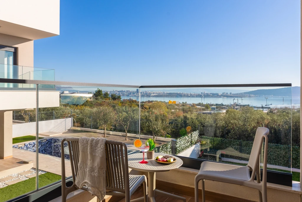 Modern Villa with Heated Pool and Sea View, Kaštel Sućurac