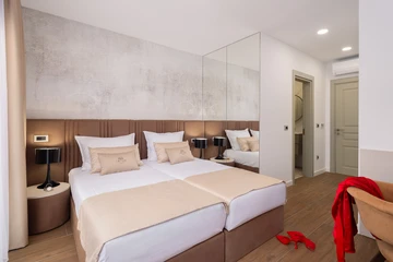 Modern Villa with Heated Pool and Sea View, Kaštel Sućurac