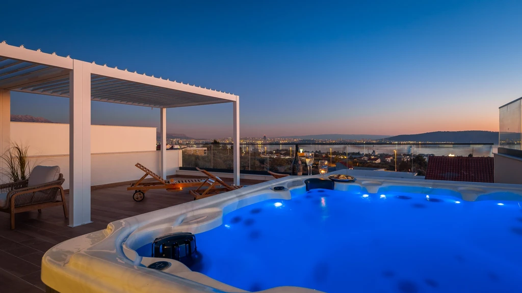 Modern Villa with Heated Pool and Sea View, Kaštel Sućurac